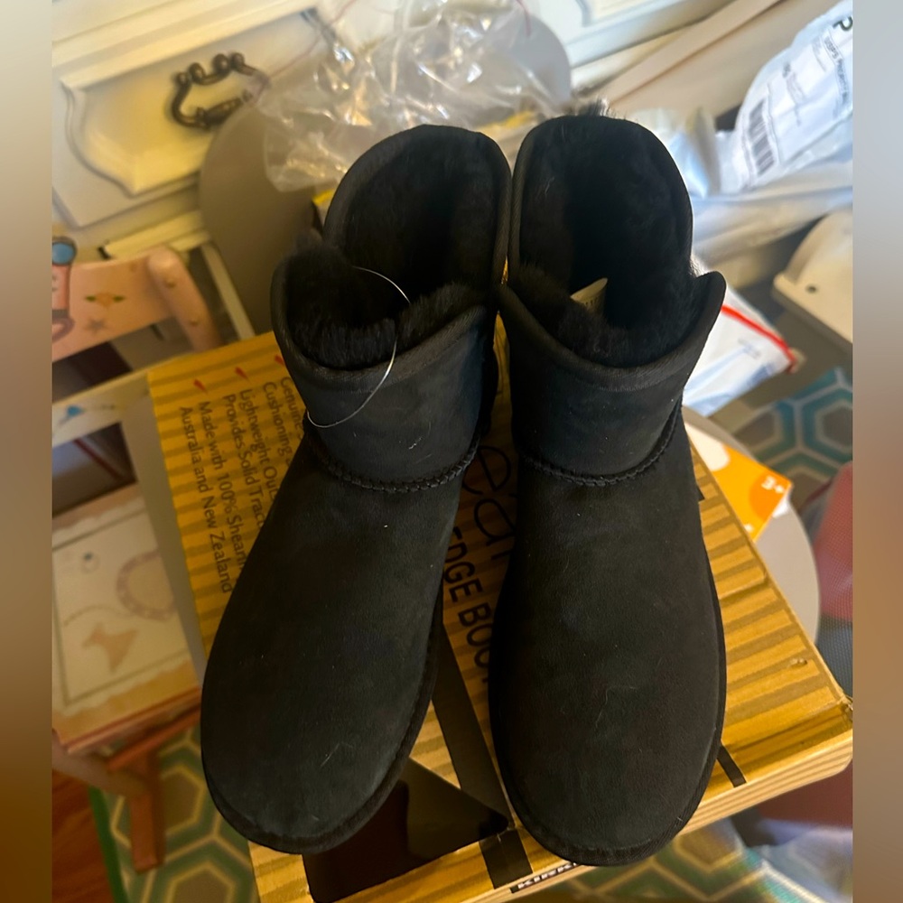 Beautiful boots Kirkland signature women’s 6 NEW!!